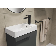 Waschtischkombination mit Armatur, Handtuch und Handtuchhalter im Badezimmer