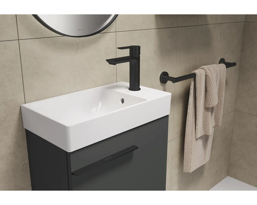 Waschtischkombination mit Armatur, Handtuch und Handtuchhalter im Badezimmer