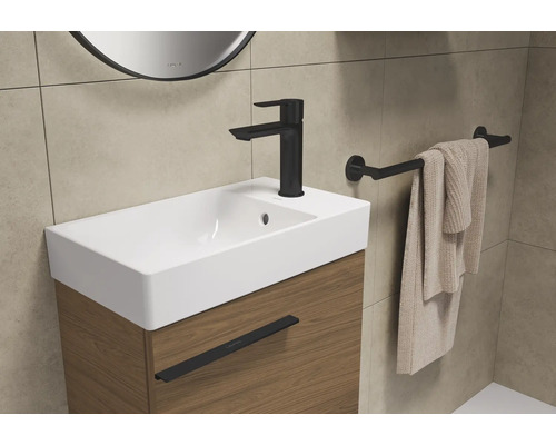 Badezimmerwaschtisch mit Armatur und Handtuchhalter