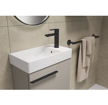 Waschtischkombination mit Armatur und Handtuchhalter im Badezimmer