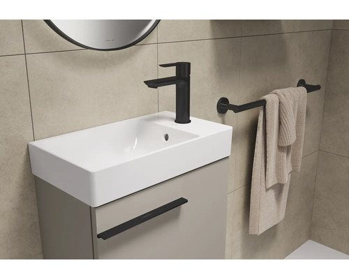 Waschtischkombination mit Armatur und Handtuchhalter im Badezimmer