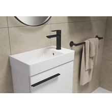 Modernes Badezimmer Waschbecken mit schwarzer Armatur und Handtuchhalter