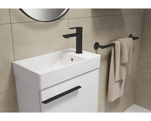 Modernes Badezimmer Waschbecken mit schwarzer Armatur und Handtuchhalter