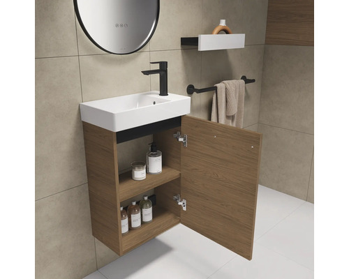 Modernes Badezimmer mit Waschtischunterschrank, offenem Schrankfach und Ablagefläche