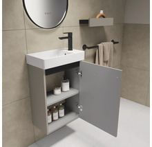 Badezimmer mit Waschbeckenunterschrank, Waschtisch, Spiegel und Accessoires