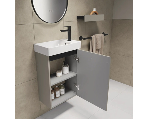 Badezimmer mit Waschbeckenunterschrank, Waschtisch, Spiegel und Accessoires