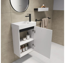 Modernes Badezimmer mit Waschbeckenunterschrank, Spiegel, Ablage und Handtuchhalter.