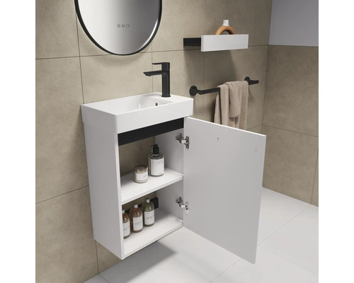 Badezimmer mit Waschtischunterschrank, Waschbecken, Spiegel und Ablage