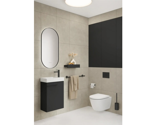 Modernes Badezimmer mit Waschtisch, Spiegel, Toilette und Accessoires