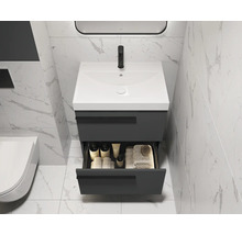 Modernes Badezimmer mit Waschtisch, offenem Schubfach und Marmorfliesen