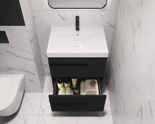 Badezimmer Waschbeckenunterschrank mit geöffneter Schublade, Handtüchern und Kosmetikprodukten