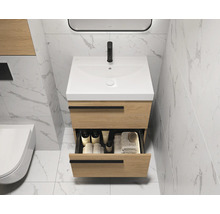 Badezimmer mit Waschtischunterschrank, Waschbecken, Armatur und geöffneter Schublade