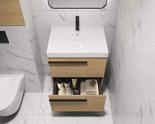 Badezimmer mit Waschtischunterschrank, Waschbecken, Armatur und geöffneter Schublade