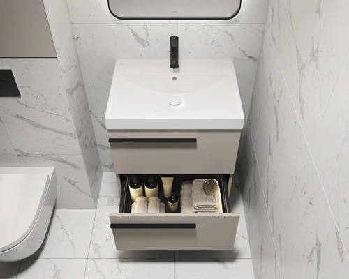 Badezimmer mit Waschbeckenunterschrank, Waschbecken und offenem Schubfach zur Aufbewahrung von Badutensilien