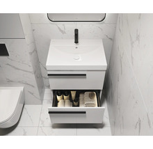 Modernes Badezimmer mit weißem Waschtisch und offenem Schubfach für Badutensilien