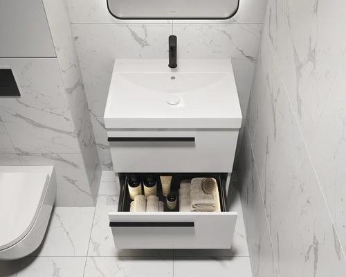 Modernes Badezimmer mit weißem Waschtisch und offenem Schubfach für Badutensilien