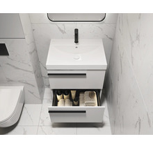 Badezimmer mit Waschbeckenunterschrank, geöffneter Schublade und Marmorfliesen