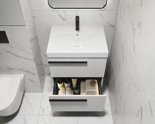 Badezimmer mit Waschbeckenunterschrank, geöffneter Schublade und Marmorfliesen