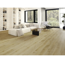 Heller Wohnraum mit Holzoptik-Boden, Sofa, Sesseln und Regalen