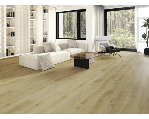 Heller Wohnraum mit Holzoptik-Boden, Sofa, Sesseln und Regalen