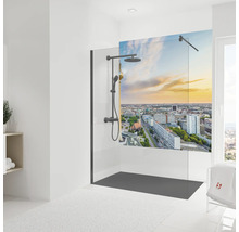 Badezimmer mit Duschkabine, Duscharmatur und Berlin Skyline Design