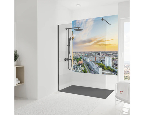Badezimmer mit Duschkabine, Duscharmatur und Berlin Skyline Design