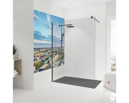 Badezimmer mit Duschkabine, Brausegarnitur und Stadtmotiv