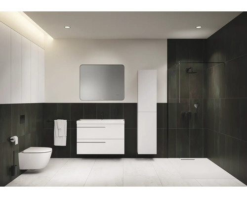 Modernes Badezimmer mit Toilette, Waschbecken, Spiegel und Dusche