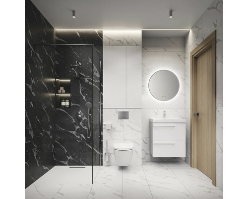 Helles Badezimmer mit Dusche, Waschbecken, Spiegel und Toilette.