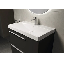 Waschtisch mit Unterschrank und Armatur im Badezimmer