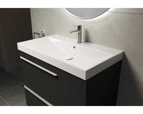 Waschtisch mit Unterschrank und Armatur im Badezimmer