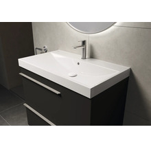 Waschtischunterschrank mit Waschbecken und Armatur im Badezimmer