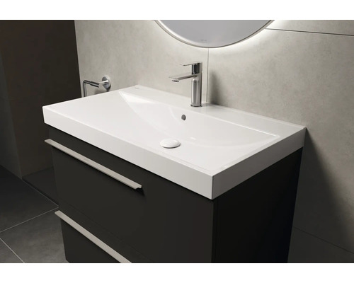 Waschtischunterschrank mit Waschbecken und Armatur im Badezimmer