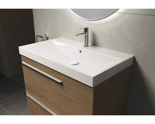 Waschtischunterschrank mit Waschbecken und Armatur im Badezimmer.