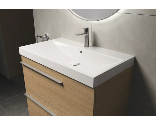 Waschtisch mit Unterschrank und Armatur im Badezimmer