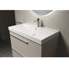 Waschtisch mit Unterschrank und Armatur im Badezimmer