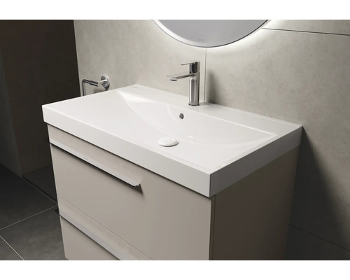 Waschtisch mit Unterschrank und Armatur im Badezimmer