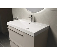 Waschtisch mit Unterschrank und Armatur im Badezimmer