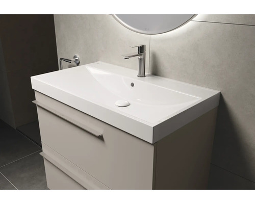 Waschtisch mit Unterschrank und Armatur im Badezimmer