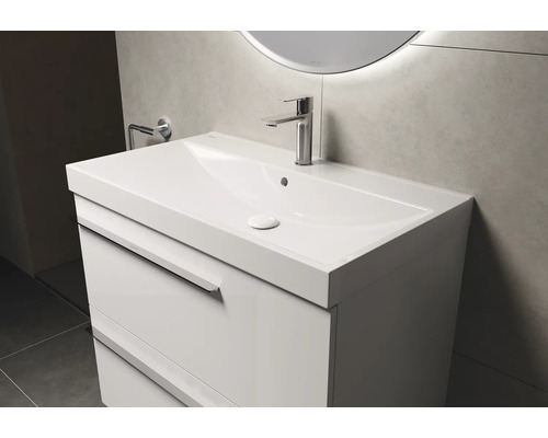 Badezimmer mit weißem Waschbeckenunterschrank und Armatur