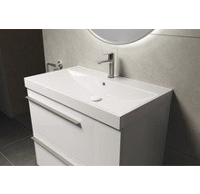 Waschtisch mit Armatur und zwei Schubladen im Badezimmer.