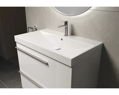 Waschtisch mit Armatur und zwei Schubladen im Badezimmer.