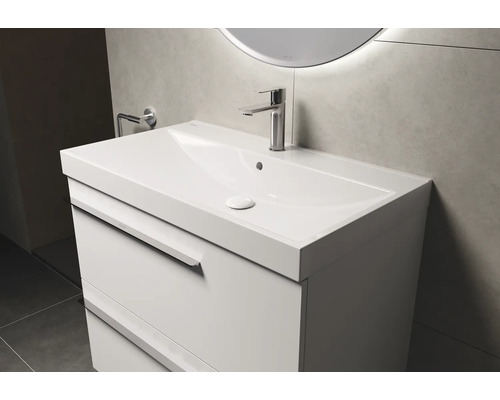 Weißer Waschtisch mit Unterschrank und Armatur im Badezimmer