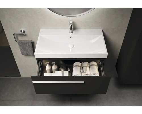 Waschtischunterschrank mit offenem Schubfach, Handtüchern und Pflegeprodukten