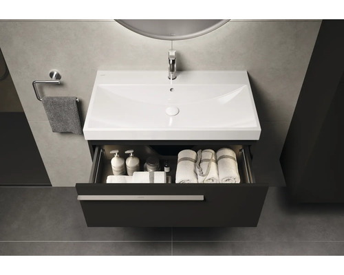 Modernes Badezimmer mit Waschbecken, Unterschrank mit Auszug, Handtüchern und Kosmetikartikeln