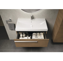 Badezimmer mit Waschbecken, Armatur, Handtuchhalter und offenem Unterschrank