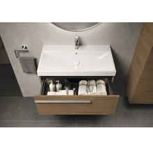 Waschbeckenunterschrank mit offenem Auszug, Waschbecken, Armatur, Handtuch und Handtuchhalter in Badezimmer