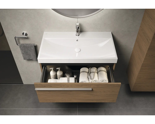 Waschbeckenunterschrank mit offenem Auszug, Waschbecken, Armatur, Handtuch und Handtuchhalter in Badezimmer