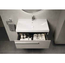 Waschtischunterschrank mit geöffneter Schublade und Handtüchern im Badezimmer