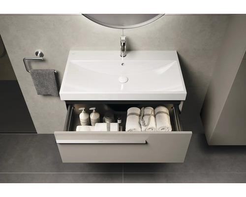 Waschtischunterschrank mit geöffneter Schublade und Handtüchern im Badezimmer